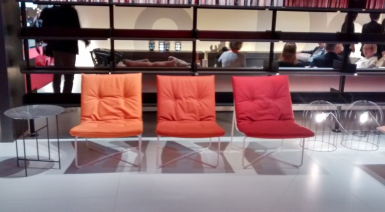 Cadeiras com estrutura metálica e revestimento de tecidos naturais de diferentes cores da De Padova